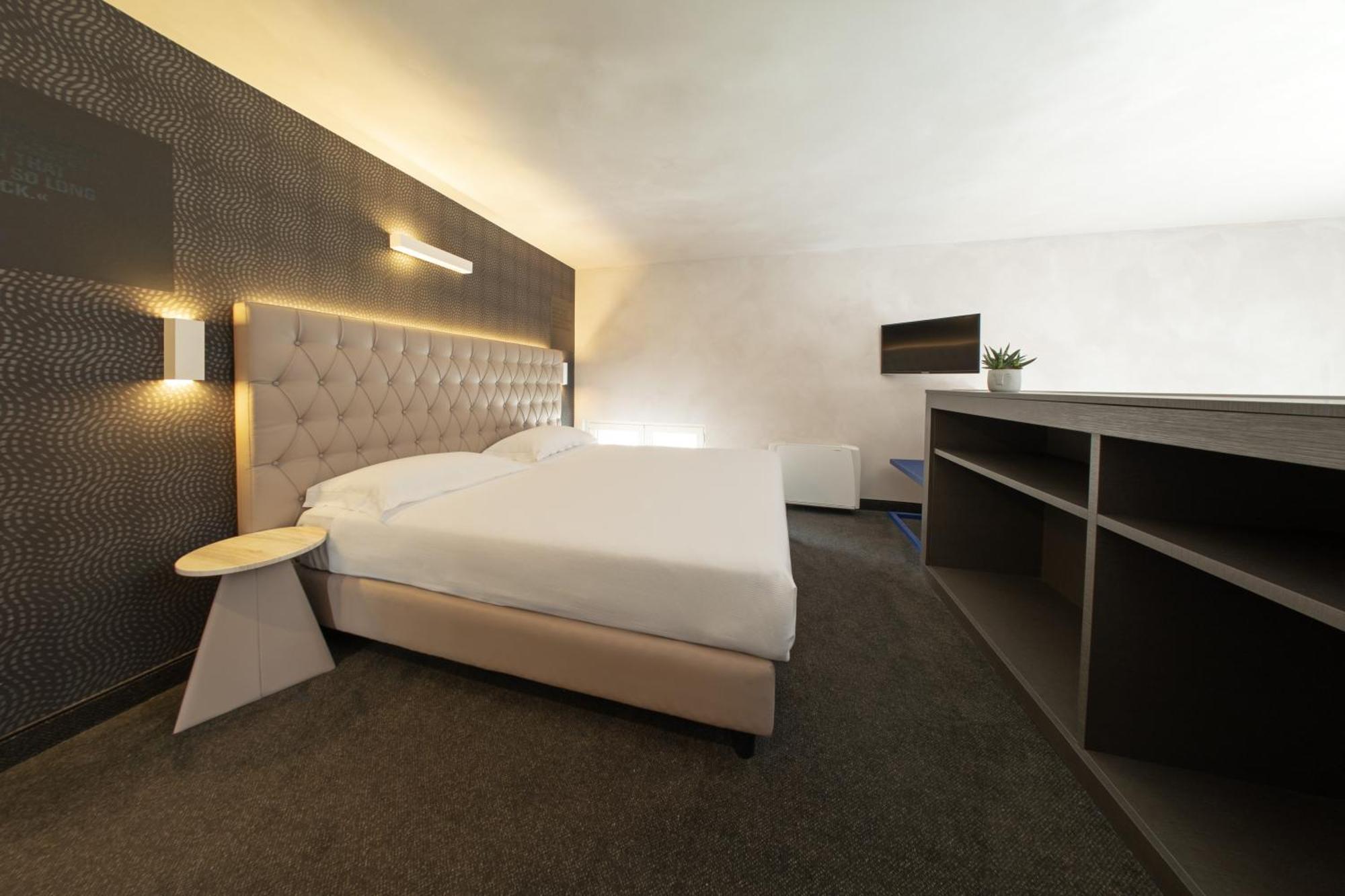 Hotel Al Campanile - Luxury Suites & Apartments Baveno Eksteriør billede