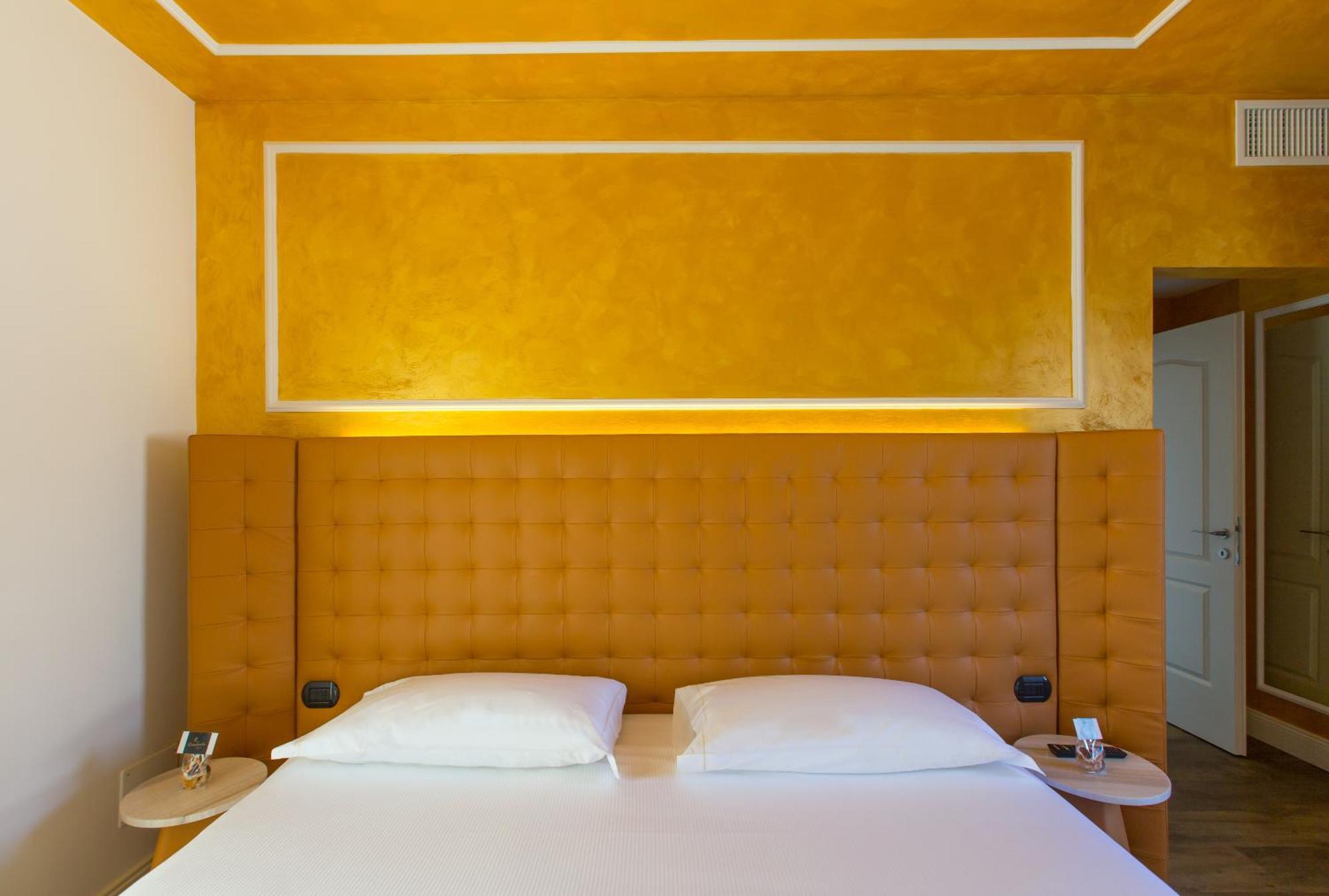 Hotel Al Campanile - Luxury Suites & Apartments Baveno Eksteriør billede